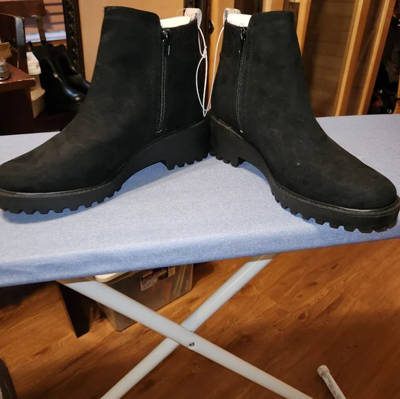 12 Wide Universal Thread TACI Black Faux Suede Side Zipper Ankle Boots - Picture 3 of 7